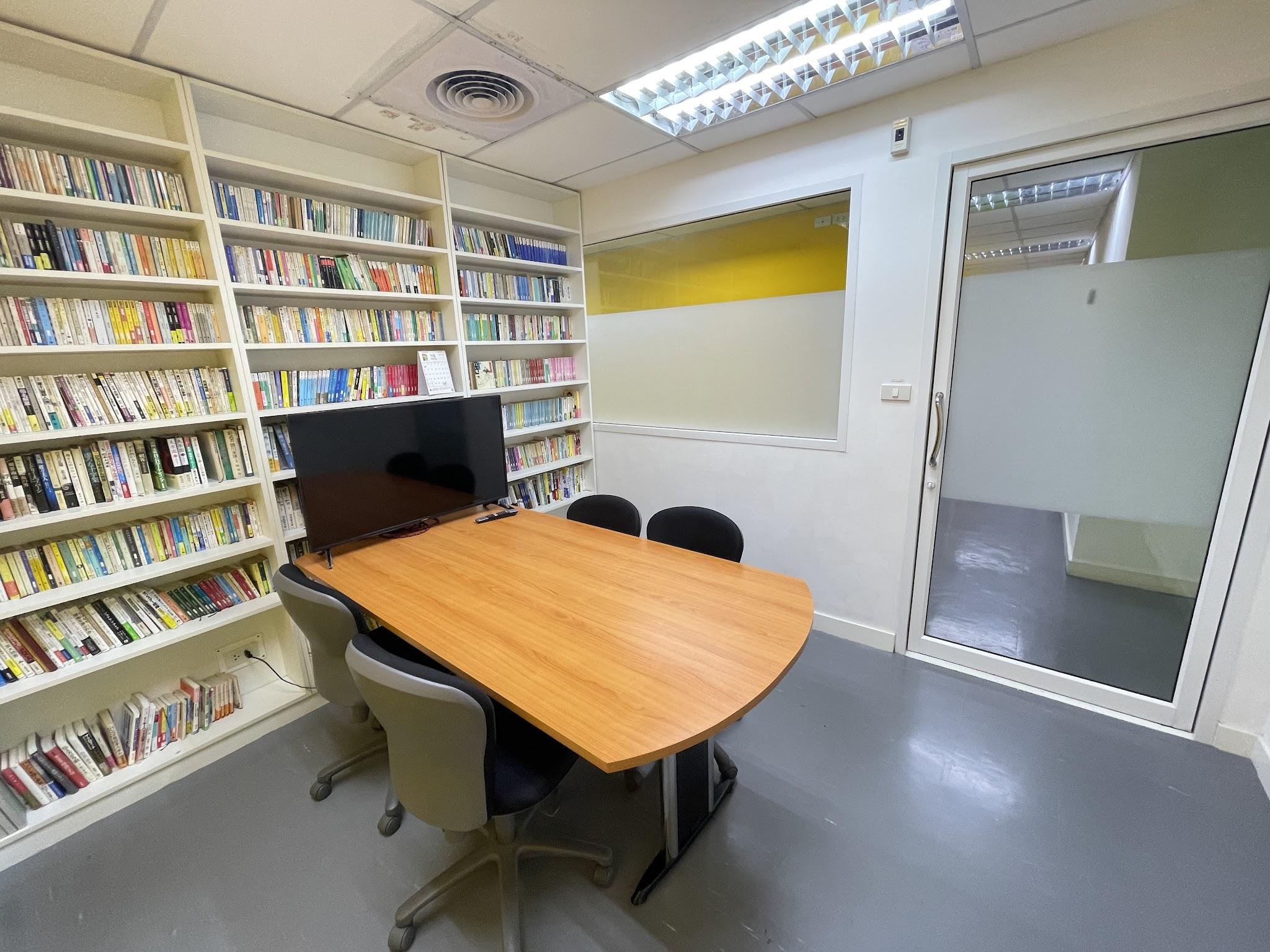日本語書籍を置いた共用ラウンジ